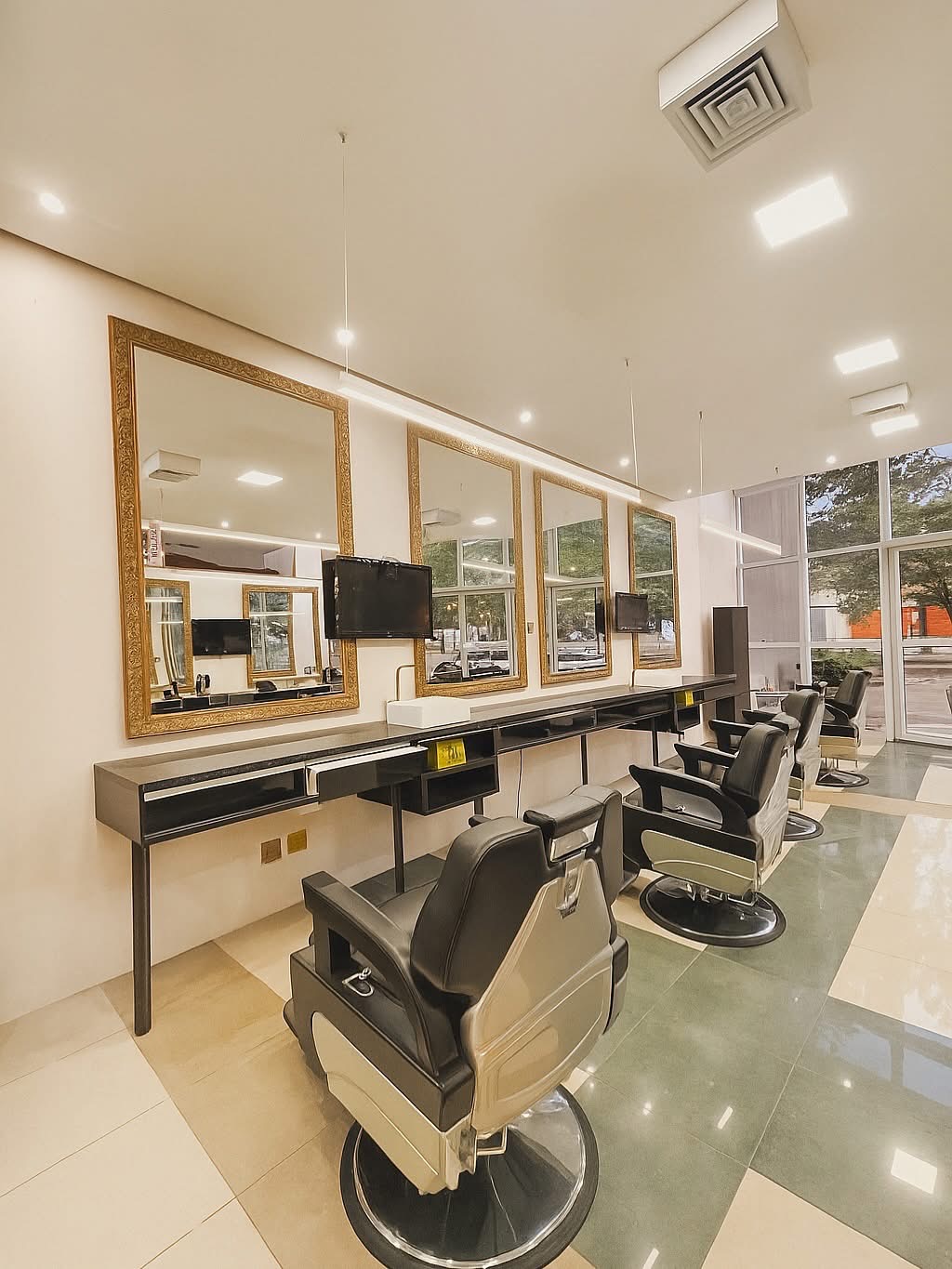 Alves Barbershop — Espaço